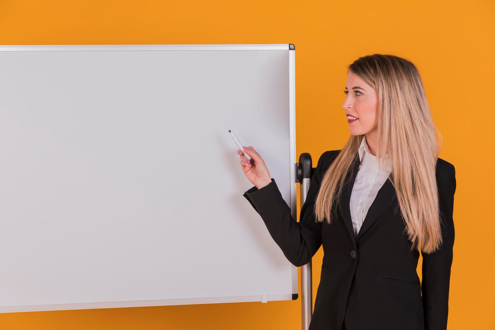 Giovane professionista che espone con sicurezza davanti a una lavagna