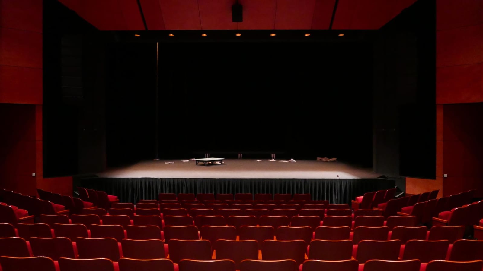 Palco vuoto con sedute rosse, pronto per un intervento pubblico